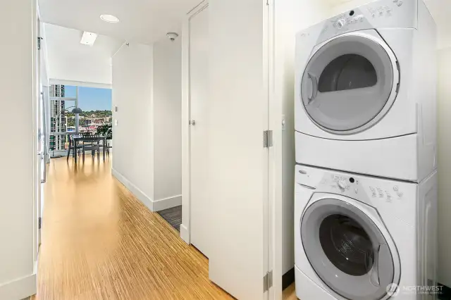Laundry en suite.