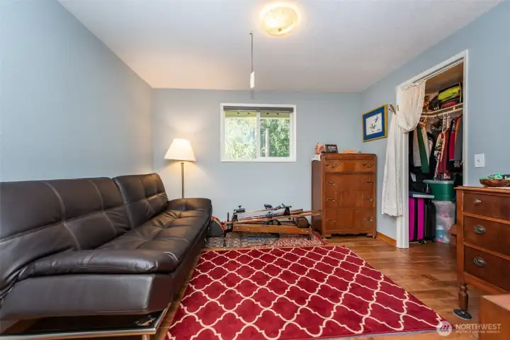 w/ Large Closet