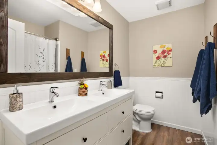 Remodeled hallway bath.