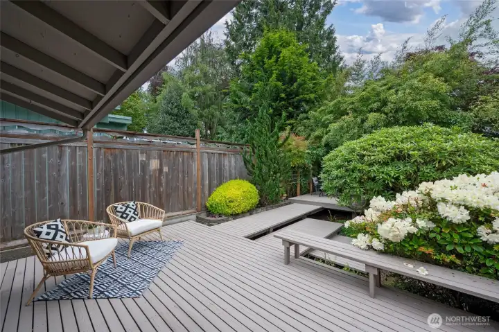 Deck steps has built-in benches