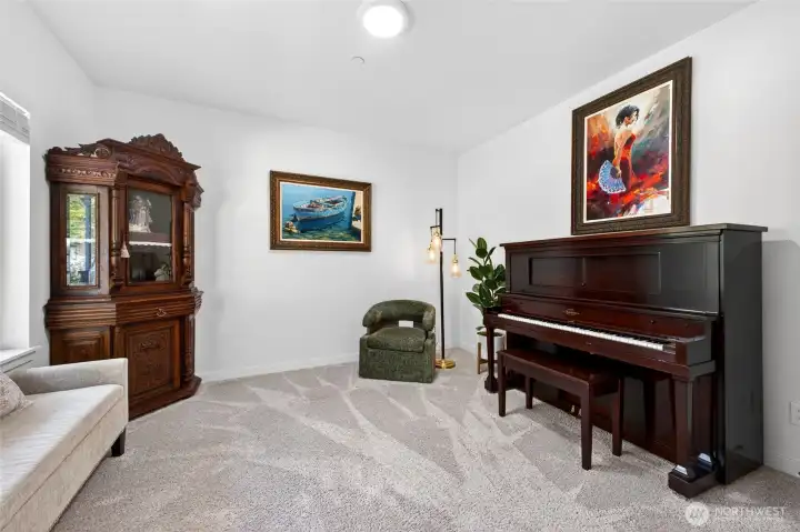 Den or 6th bedroom