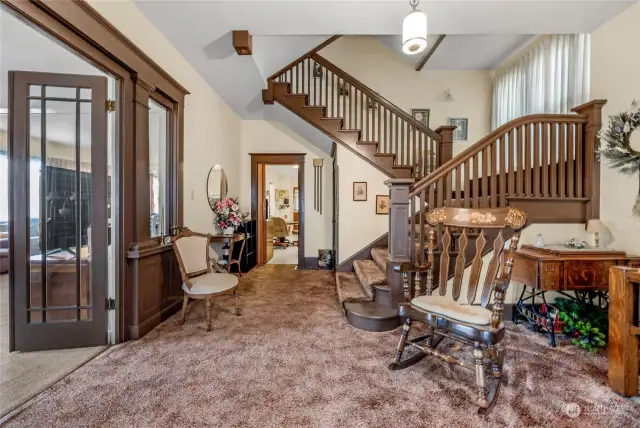 View towards stairs, kitchen, and livingroom