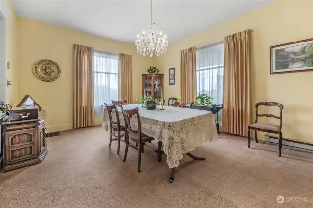 Spacious dining room with lots of room for Thanksgiving.