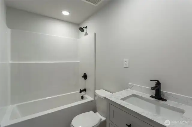 Full bath near the 2 bedrooms