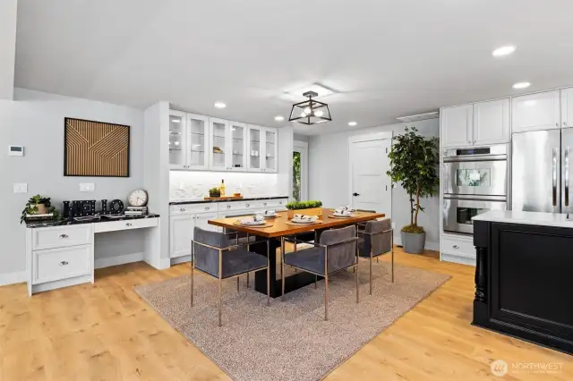Ceiling fan and easy traffic to the kitchen