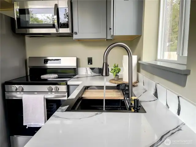 Sink has multiple modes including rainfall & a bottle/glass cleaner