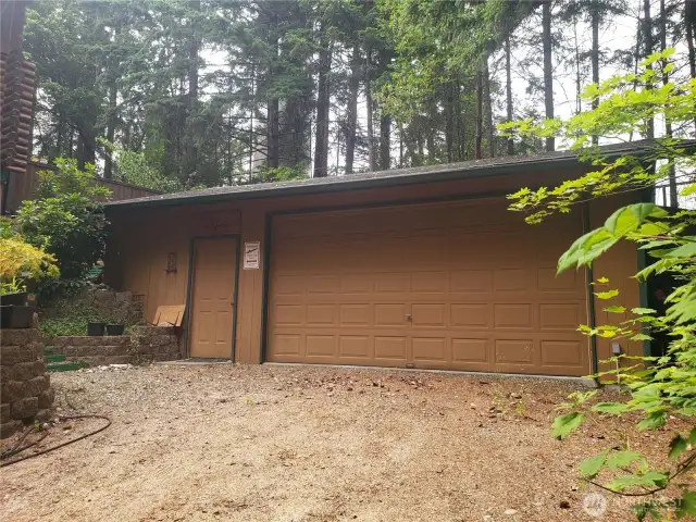 Detached 2-car garage