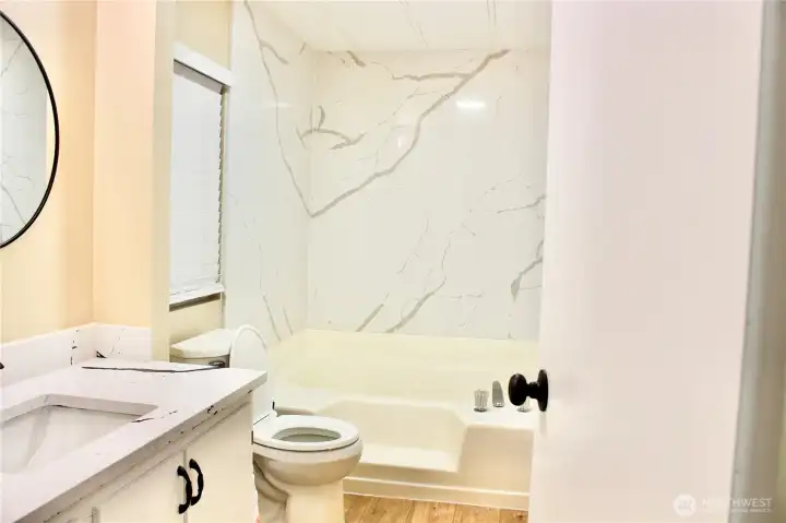 The en suite bathroom (2)