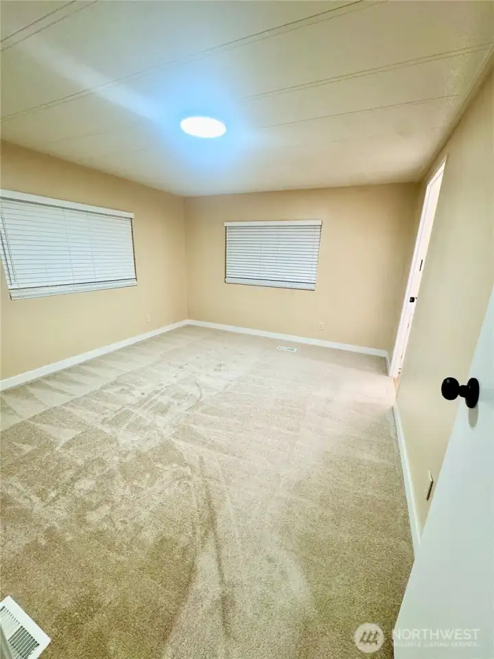 Master bedroom and the en suite bathroom (2) door