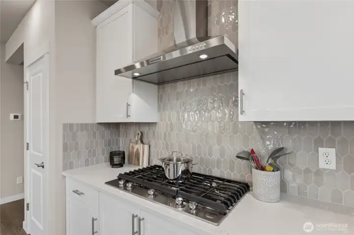Gas cooktop! Includes white cabinetry - this represents the same interior finish.