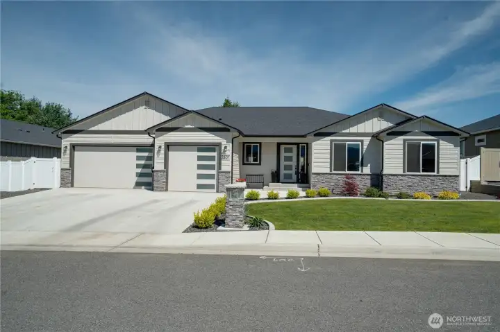 Front w/Lots of Parking!