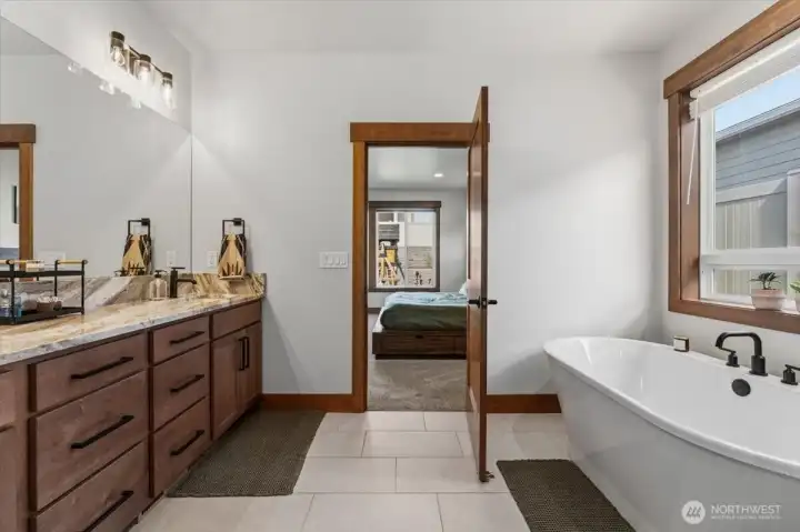 Primary Bathroom w/Soaking Tub!