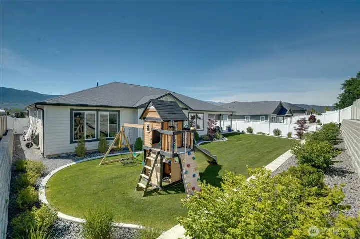 Perfect Sized Back Yard!