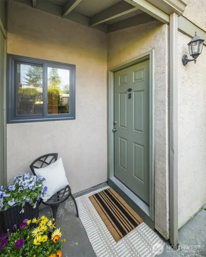 Affordable and Cute 2 story home in Kirkland!