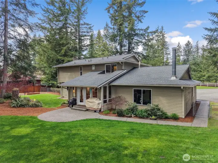 There is a 100ft zip line across the back yard with take off platforms!