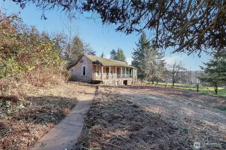 There's a pathway from the driveway entrance to the home.