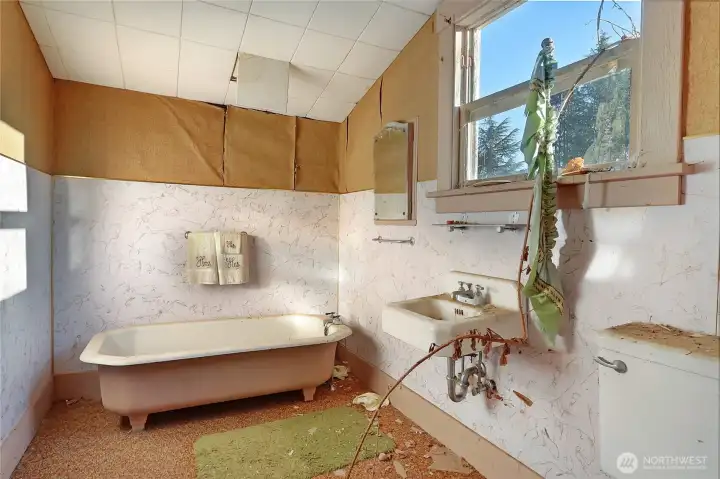Bathroom w/Claw Foot Tub