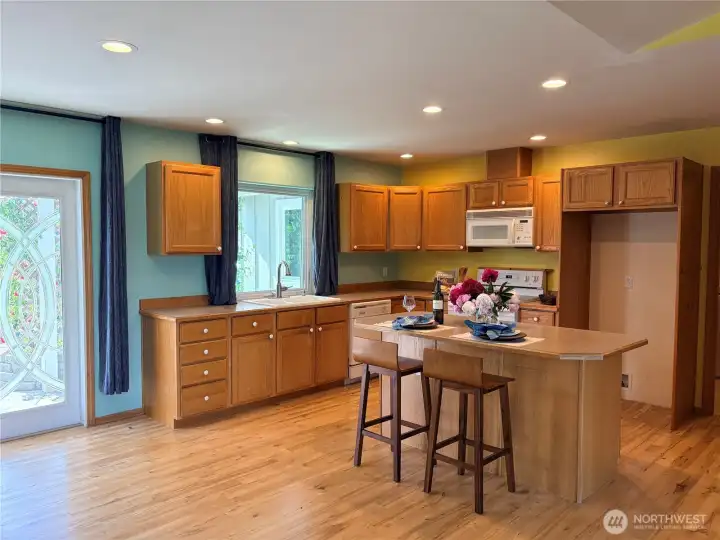 West Facing Kitchen w/Island West Facing Kitchen w/Island