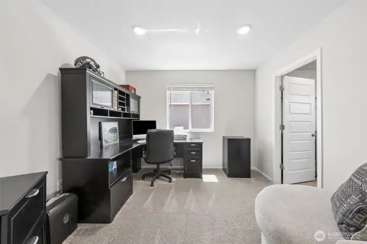 Flex room used as offic e
