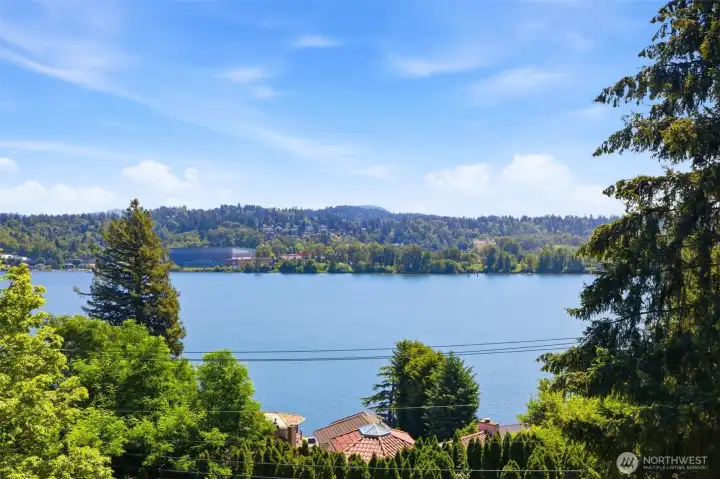 Enjoy panoramic Lake Washington views that provide a stunning backdrop for everyday living and unforgettable entertaining. Enjoy panoramic Lake Washington views that provide a stunning backdrop for everyday living and unforgettable entertaining.