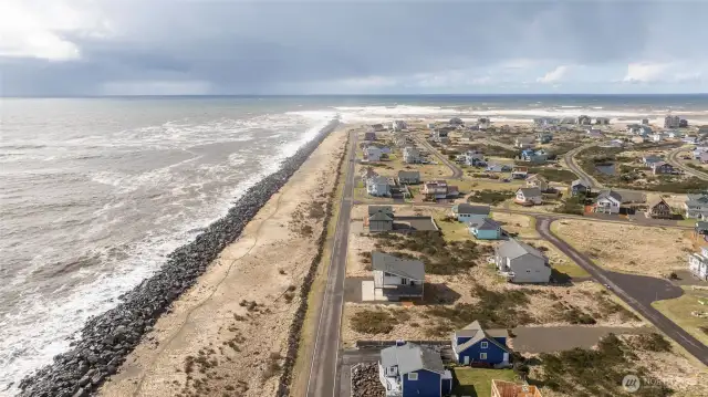 The North Jetty beach approach is a short distance from the parcel.