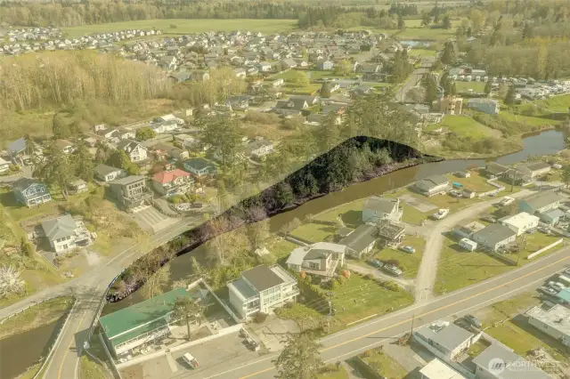 Aerial view with approx lot size highlighting to show shape of lot