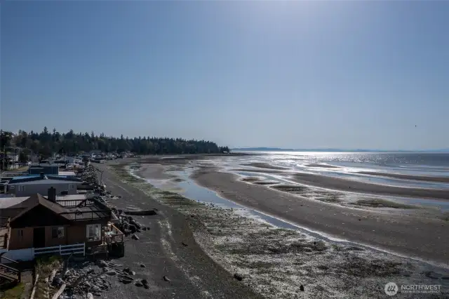 Central location to public beaches, Birch Bay State Park, boating, plus water activities...