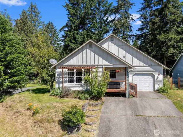 A stunning 2BR,2BA house on 8300 sf lot in Cottage Glenn, Clinton, Whidbey Island. 2024 tax is 2900$. Cash out, Conventional, FHA, USDA and VA. Priced to sell. More pic to come.