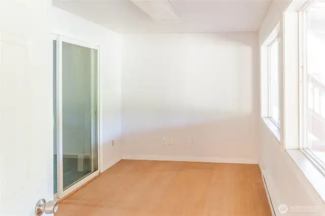 Den/bonus room