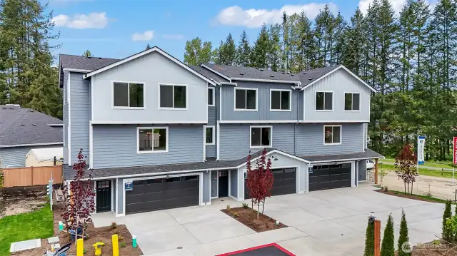 Photographs are for illustrative purposes only. Features, finishes, interior/exterior colors, landscaping and floorplan shown may vary from actual homes built.