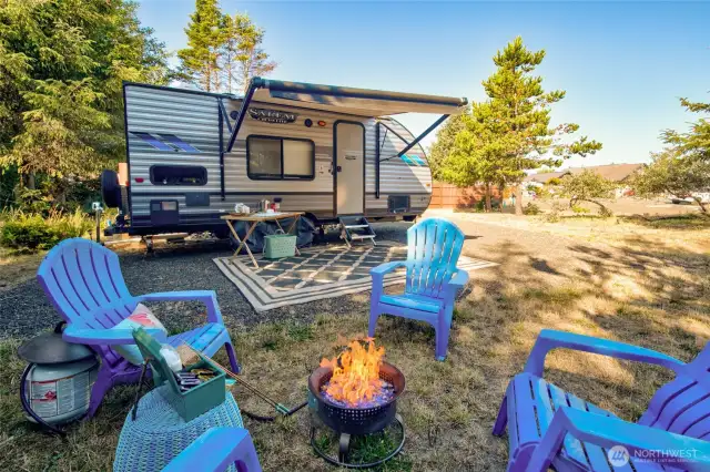 A hidden gem—this cleared lot offers the best of camping and comfort. Power, water, and sewer connections ready to go, plus gravel driveway and privacy from fencing and surrounding trees.