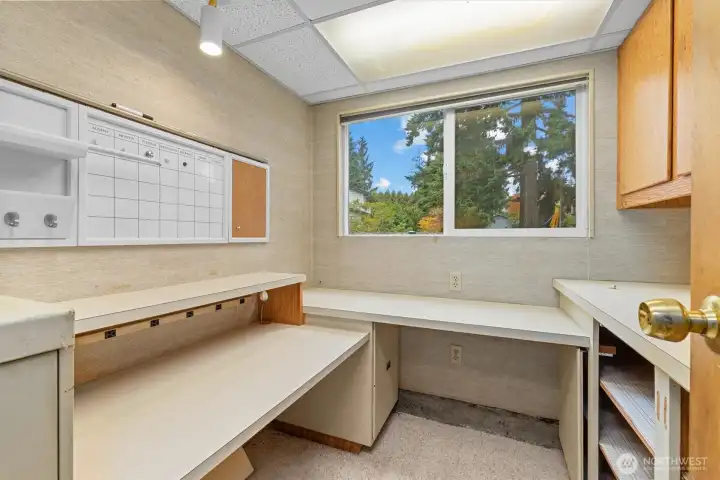 What a great space for projects, crafts, working from home etc