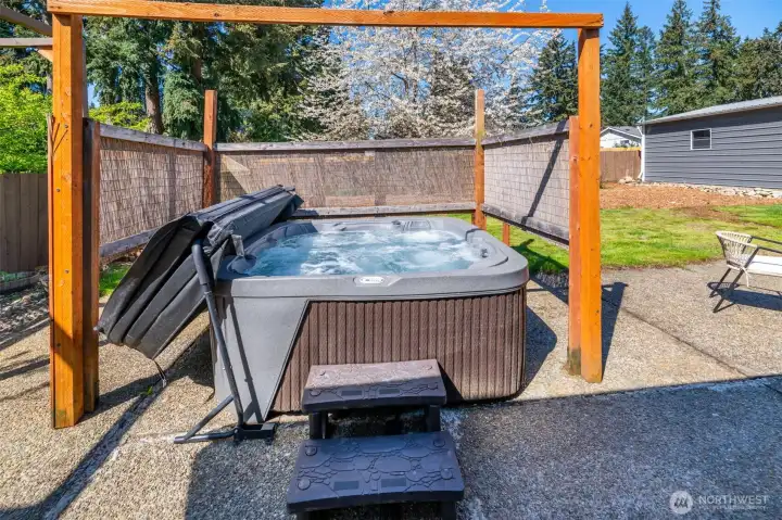 Rarely used 5-person hot tub