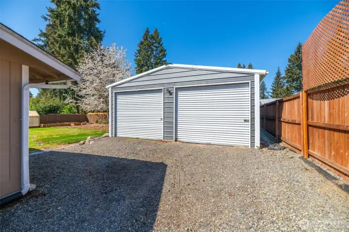 2-door shop with metal roof and rubber matting