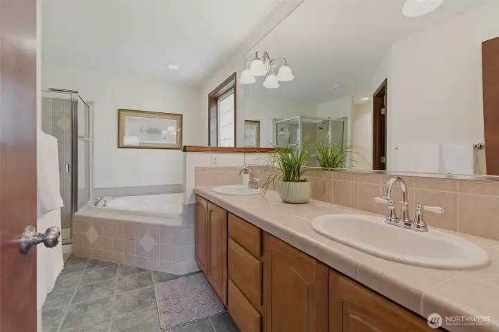 Beautifully finished with extensive tilework, the en-suite bath offers a spacious separate shower and oversized soaking tub for a spa-like experience