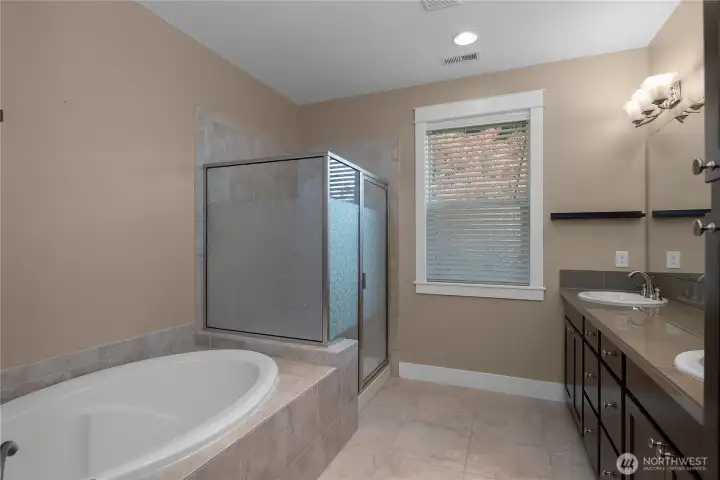 PBR en suite - Soak, refresh and recharge in a spacious bathroom designed for a relaxed morning routine. PBR en suite - Soak, refresh and recharge in a spacious bathroom designed for a relaxed morning routine.
