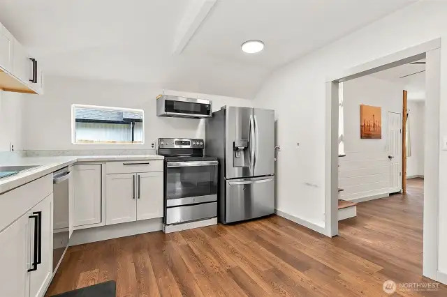 Kitchen, stainless appliances