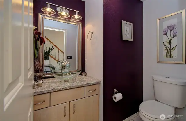 Main level 1/2 bath