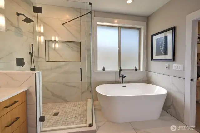 Primary bath w/Free-standing Tub with full tile shower