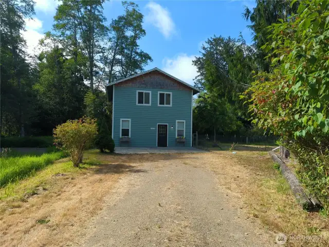 Welcoming driveway at the end of the cul-de-sac for privacy!