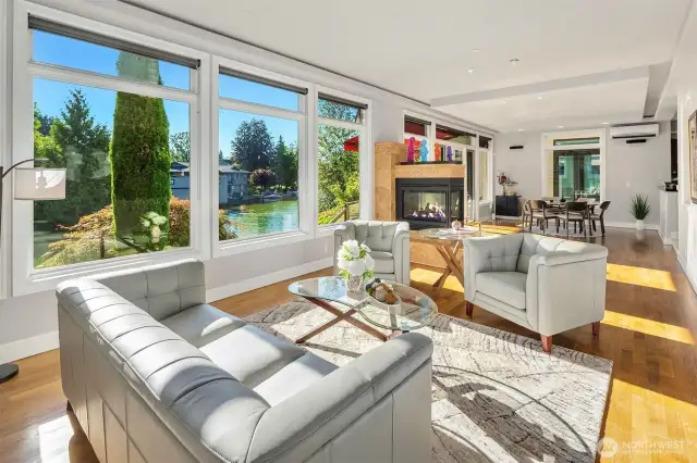 Extra big Living room  overlooking the canal
