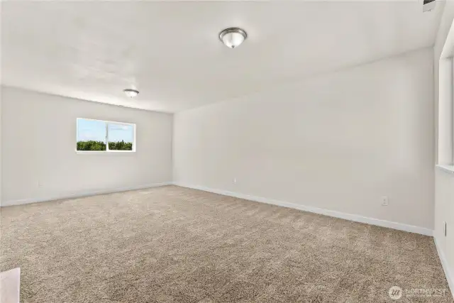 Large bonus living area or 3rd bedroom