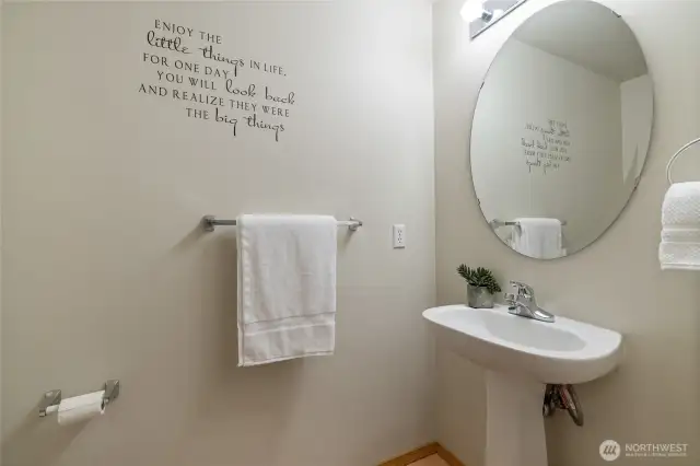 Guest / powder rm