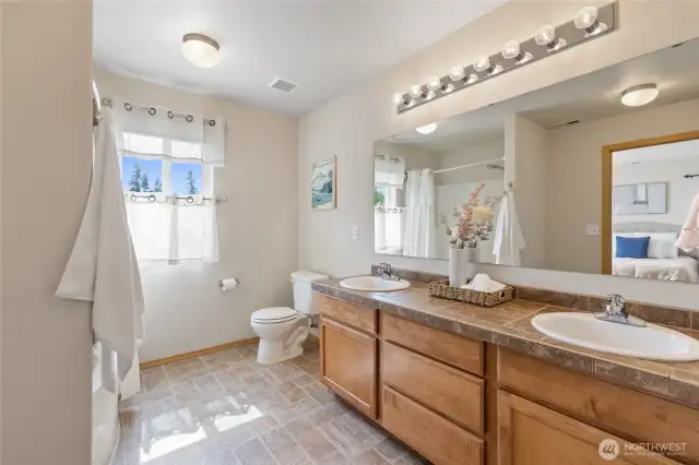 Primary en-suite bath
