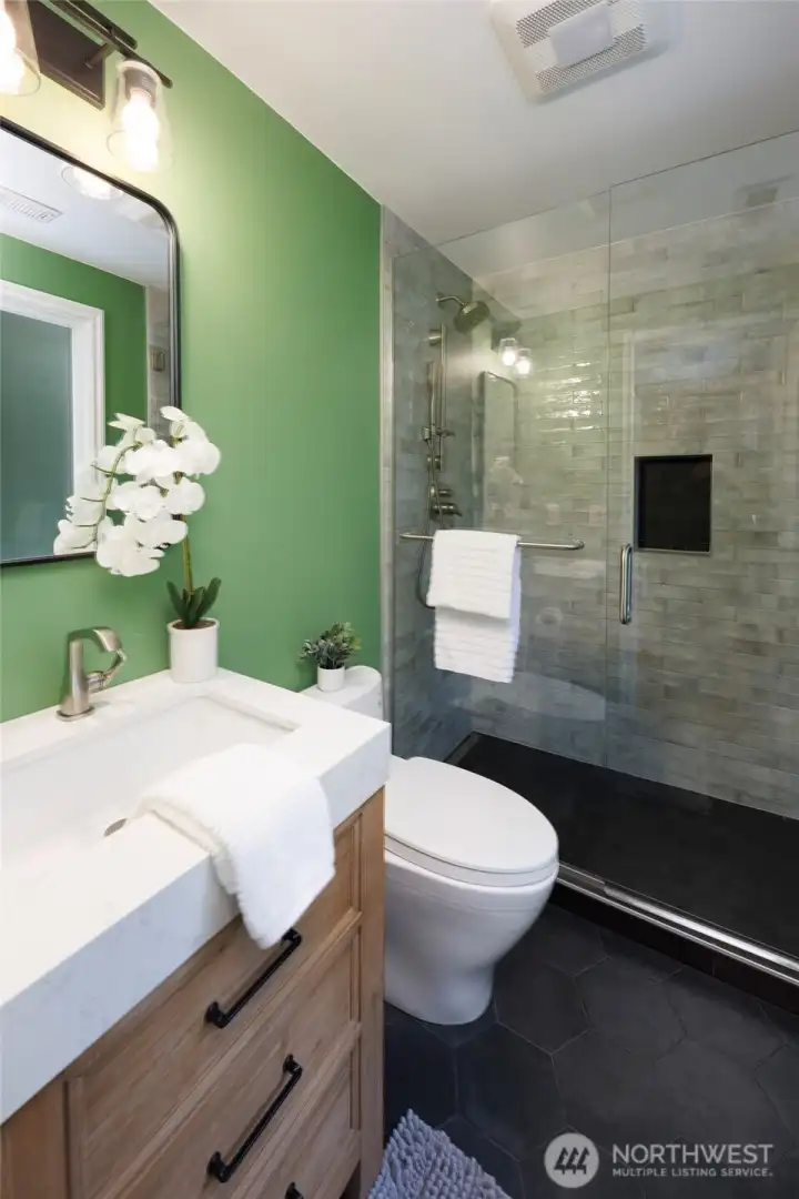 Primary suite 3/4 bathroom