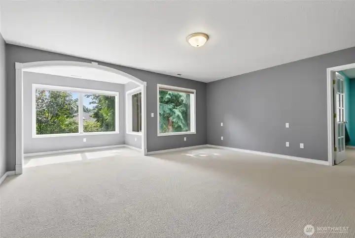 Primary suite w/sitting area