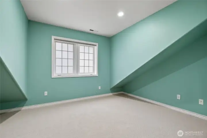 Primary suite private office/flex space