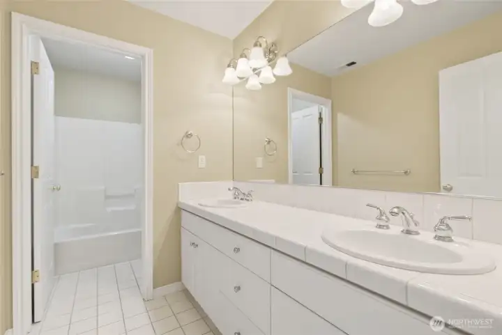 Main bathroom, separate toilet tub/shower