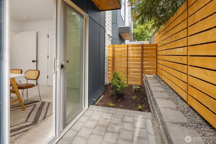 Photo of 1615-B yard space - similar size and layout