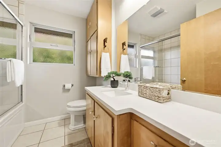 Full bath for easy main floor living